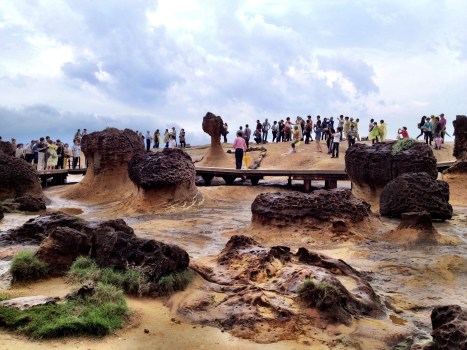 Hordes of PRC visitors at Yehliu geopark