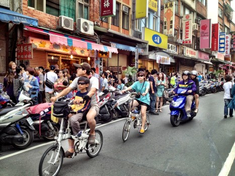 Sunday crowds in Tamsui's old town