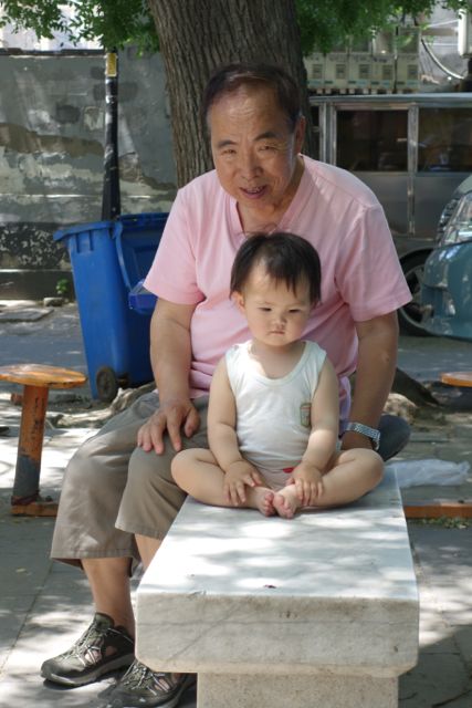 Shared a shady bench with these two just by the dRum TOwer