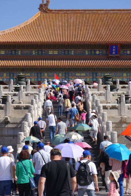 The hordes of people rushing in