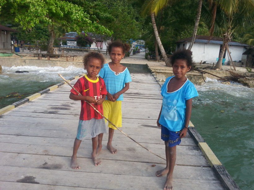 Jen, one of the Chinese girls, dug in her bag and gave the kids her night choccies...they were thrilled!