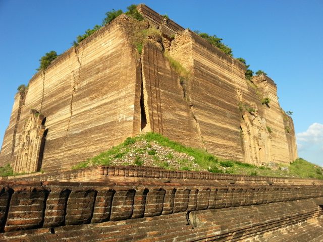 The Mantara Gyi pagoda - you can see the fissures where the earthquake hit