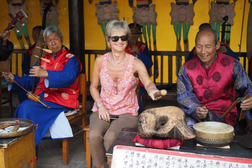 Banging the gong with musicians, Shuhe
