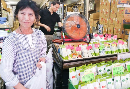 Buying green tea with rice